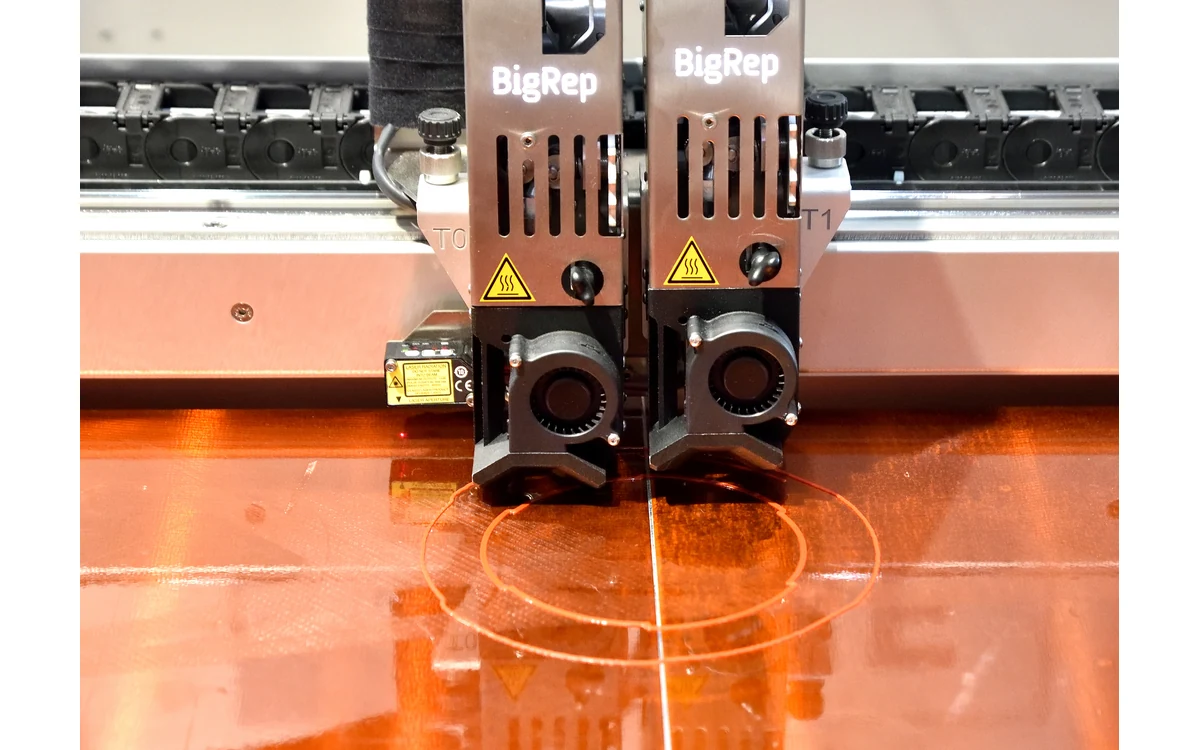 BigRep ONE extruders above circular deposited filament paths